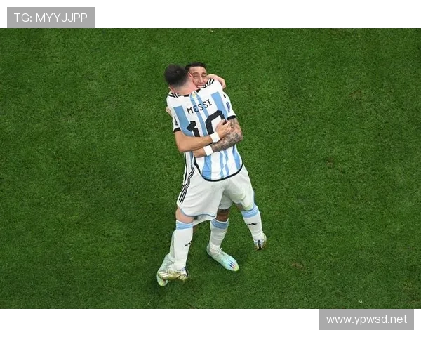 居莱尔 vs 迪马利亚:左脚技术天赋与进攻创造力对比 居莱尔 vs 迪马利亚:左脚技术天赋与进攻创造力对比